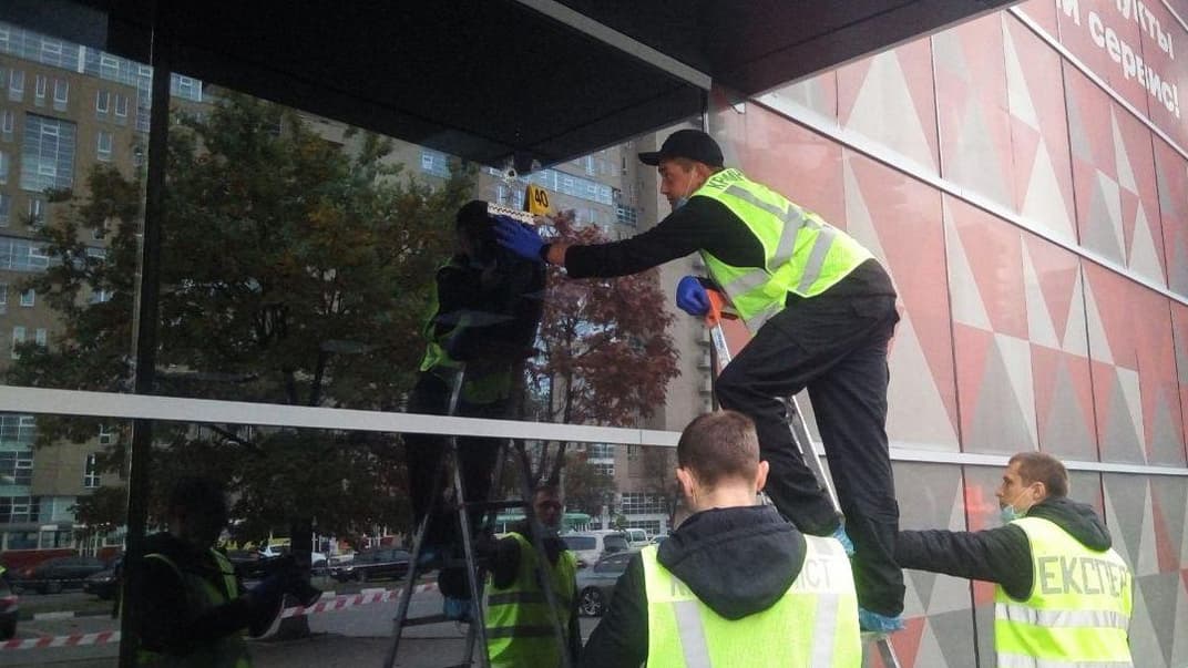 Криминалисты на улице Клочковской, где одного человека застрелили, а другого ранили возле супермаркета «Восторг», Харьков, 25 октября 2019 года