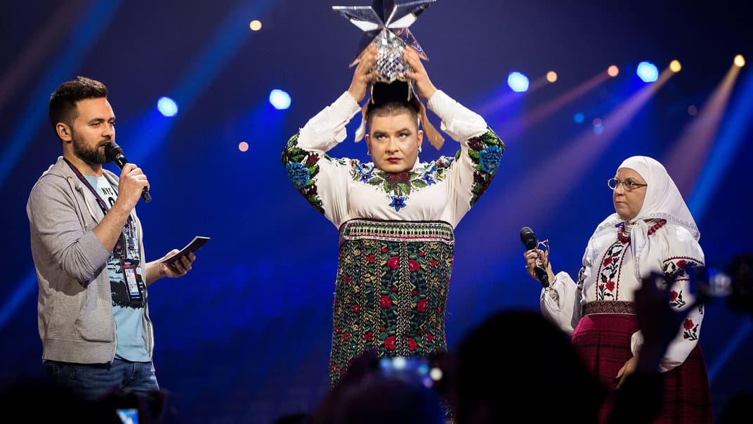 Виступ Вєрки Сердючки у 2007 році отримав певне політичне забарвлення через те, що слова «Лаша Тумбай» на слух сприймаються як «Russia Goodbye» (на фото — виступ Вєрки Сердючки (Андрія Данилка) у статусі почесного гостя у фіналі Євробачення у Києві, 13 травня 2017 року)