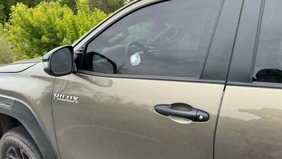 Евакуаційне авто поліціянтів, що потрапило під обстріл