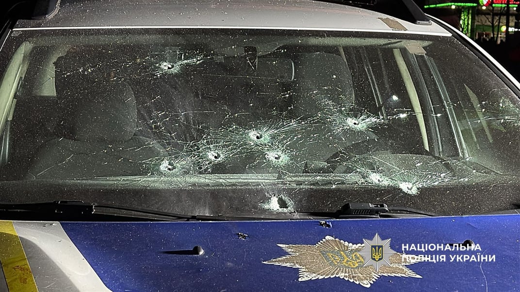 Автомобіль поліції, по якому стріляли Автомобіль поліції, по якому стріляли