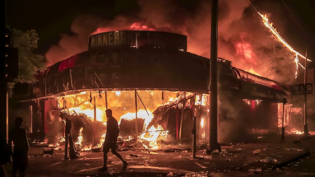 Магазин по продаже алкоголя, который подожгли в результате протестов против ареста Джорджа Флойда, в результате которого тот позже скончался, Миннеаполис, Миннесота, 28 мая 2020 года