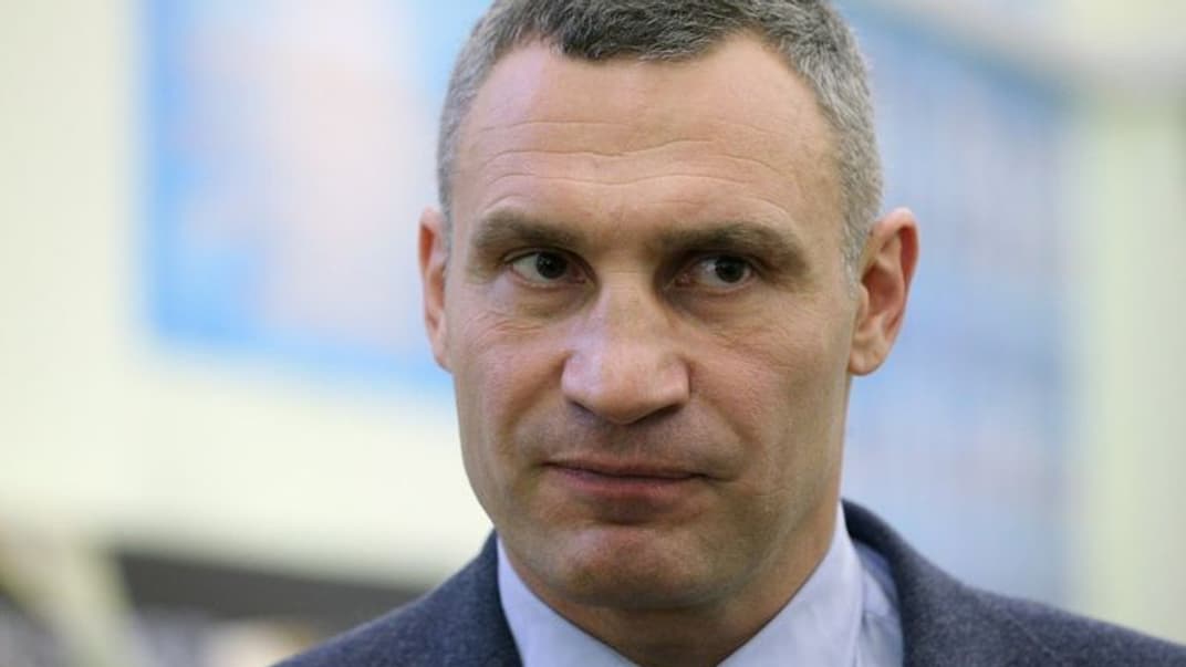 Мэр Киева Виталий Кличко во время церемонии прощания с бывшим мэром столицы и депутатом Киевсовета Александром Омельченко, 29 ноября 2021 года