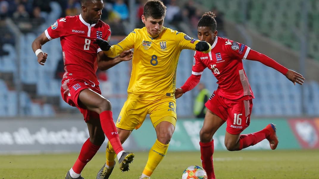 Півзахисник збірної України Руслан Малиновський в оточенні гравців Люксембургу в матчі кваліфікації на чемпіонат Європи 2020 року, Люксмебург, 25 березня 2019 року