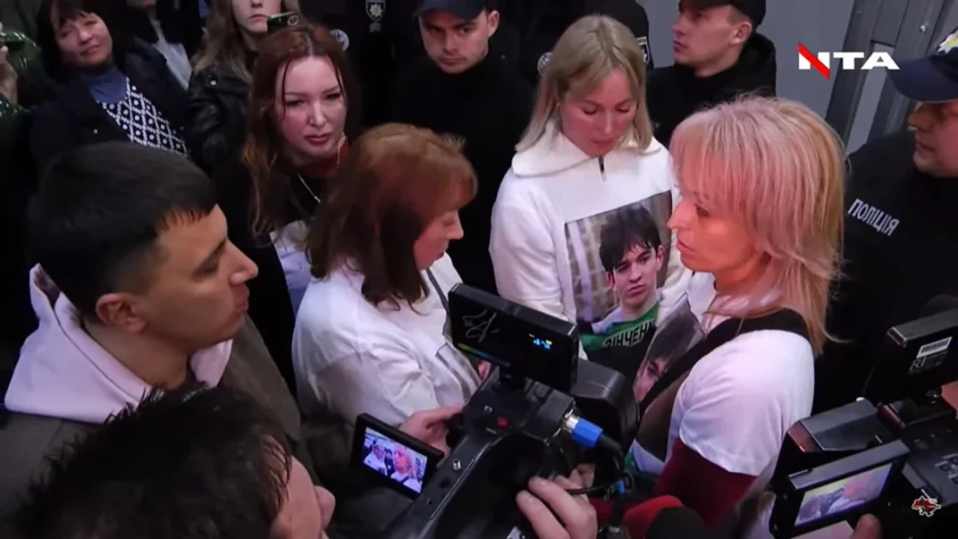 Група підтримки В’ячеслава Зінченка, якого підозрюють у вбивстві Ірини Фаріон, спілкується із журналістами після судового засідання 13 листопада 2024 року