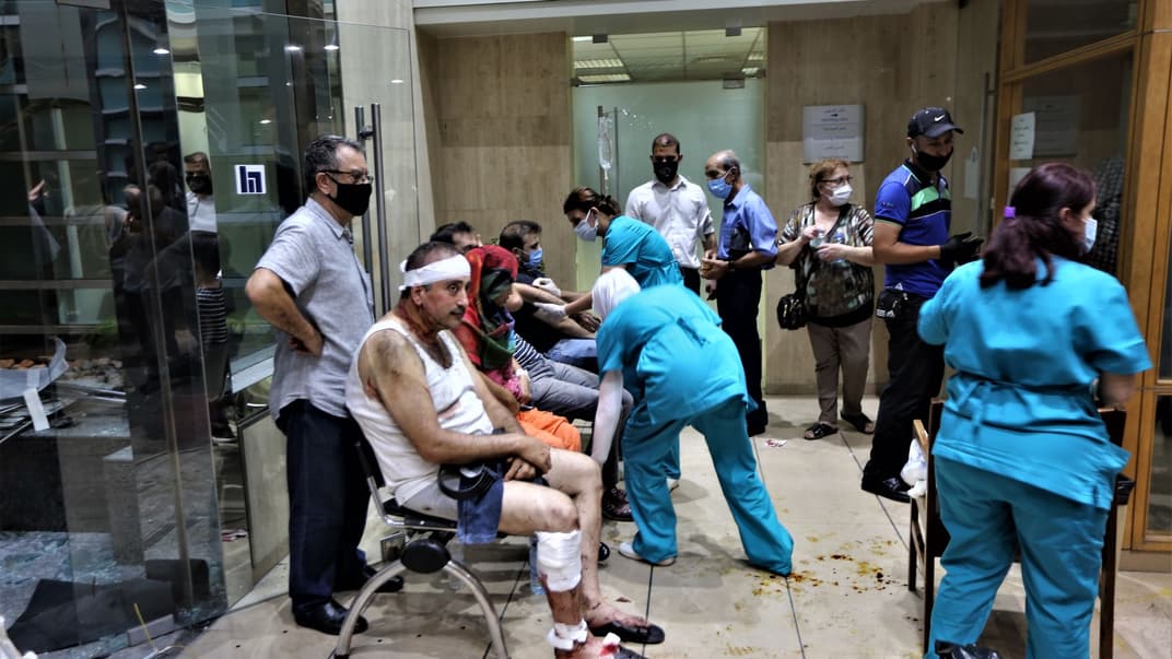 Людям, которые пострадали в результате взрыва порта Бейрут, оказывают первую помощь в больнице Найджар в районе Аль-Хамра в Бейруте, Ливан, 4 августа 2020 года
