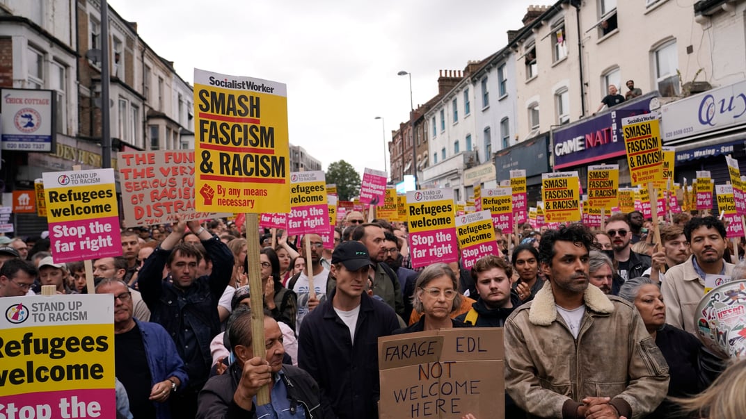 Контрпротестующие вышли против запланированного ультраправого протеста против иммиграции в Лондоне, 7 августа 2024 года