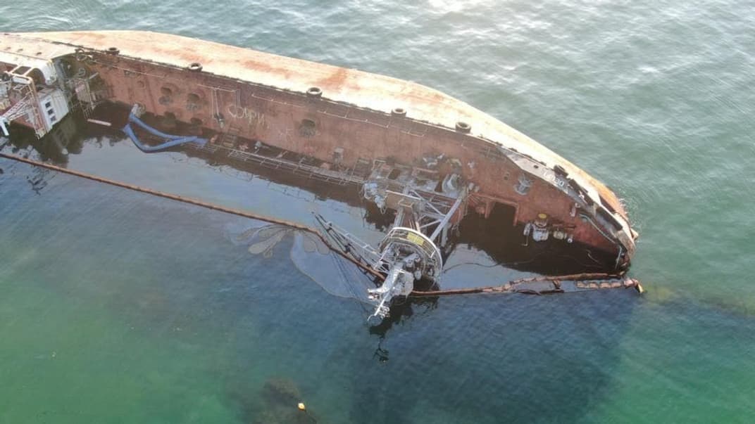 Затонувший неподалеку от Одесского морского порта танкер «Делфи»