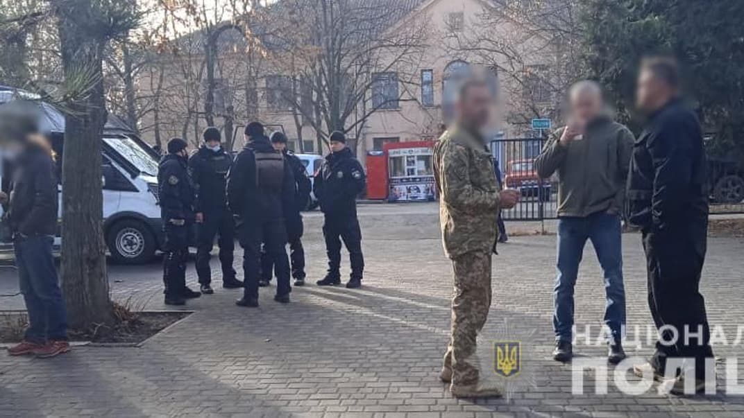 Територія перед міськрадою Чорноморська, де сталися сутички