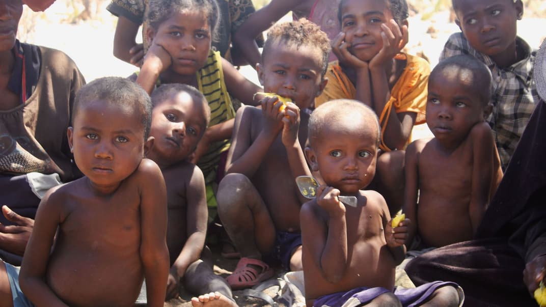Діти чекають їжі в селі Феноаріво на Мадагаскарі, 9 листопада 2020 року