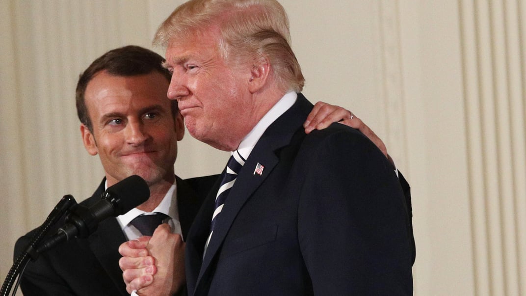 Президент США Дональд Трамп (праворуч) та президент Франції Емманюель Макрон (ліворуч) тиснуть один одному руки після спільної пресконференції в Білому домі, Вашингтон, 24 квітня 2018 року