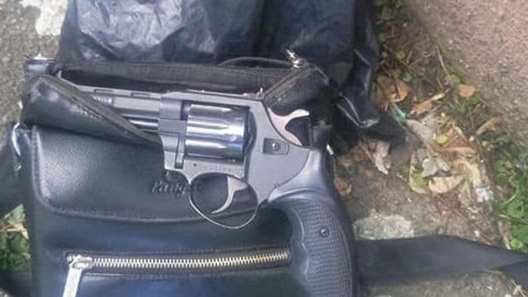 В Киеве пассажир стрелял в водителя автобуса. Конфликт произошел из-за телефонных разговоров в салоне