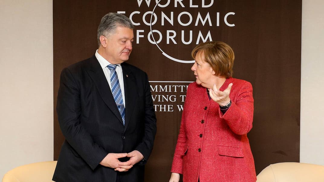 Президент України Петро Порошенко (ліворуч) та канцлерка Німеччини Ангела Меркель під час зустрічі щорічному Всесвітньому економічному форумі в Давосі, Швейцарія, 23 січня 2019 року