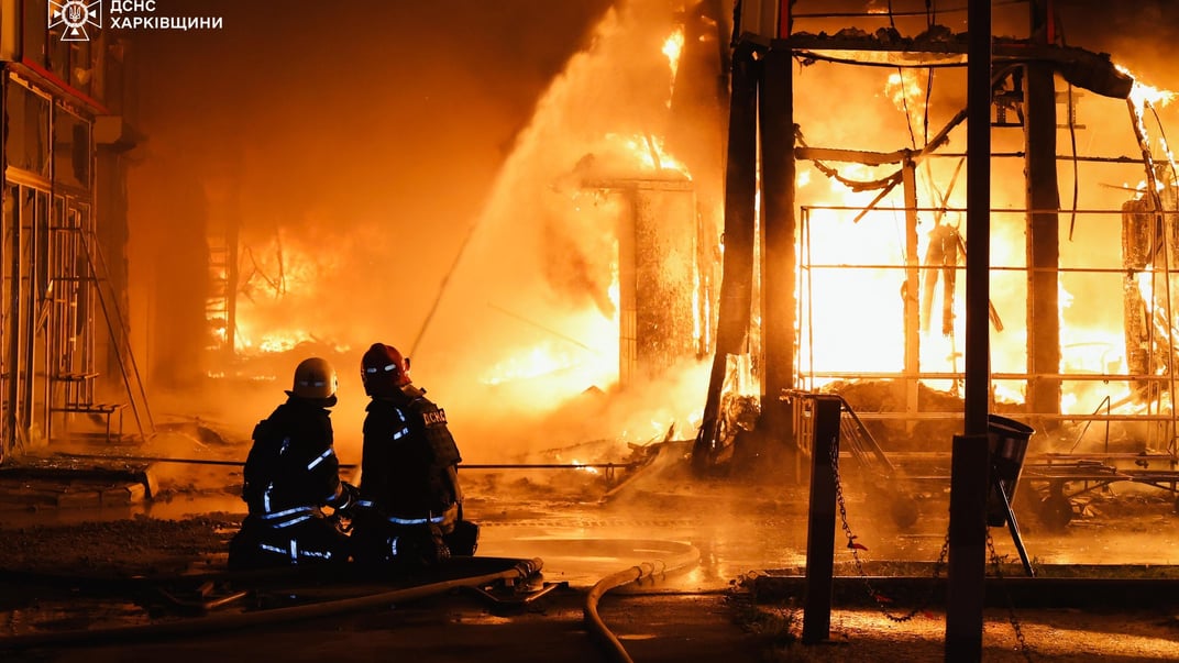 Спасатели ликвидируют пожар, который вспыхнул в результате российского удара по Харькову