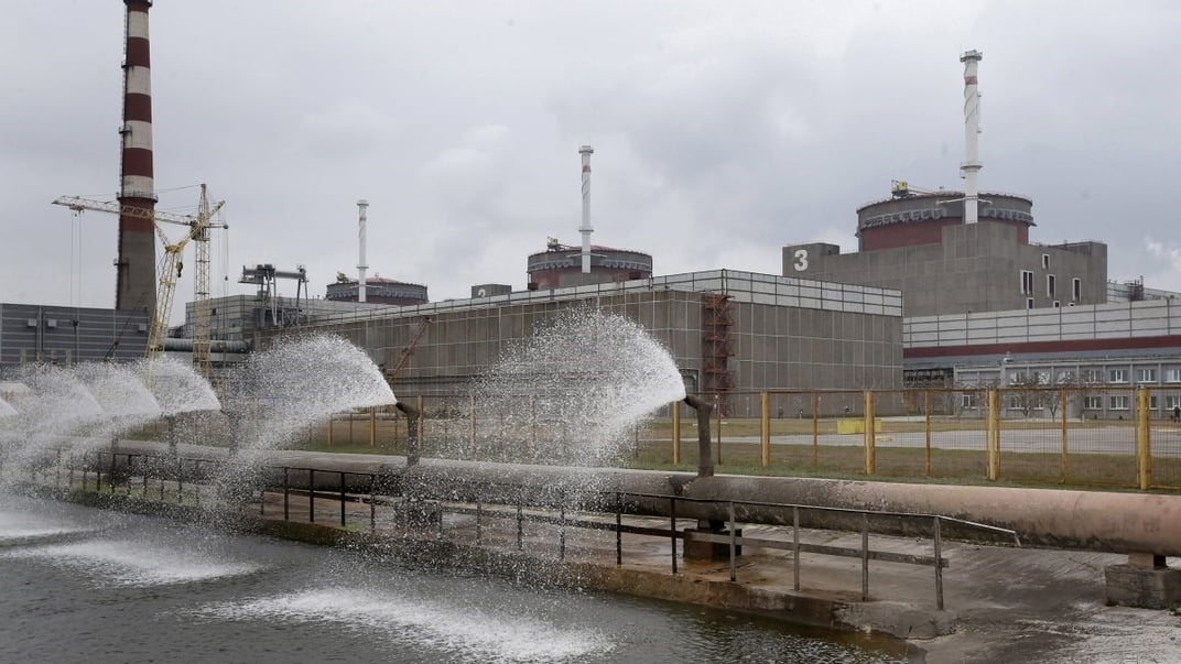 Ілюстративне фото. Комплекс бризкаючих модулів води, що охолоджує устаткування Запорізької атомної електростанції, 10 квітня 2013 року
