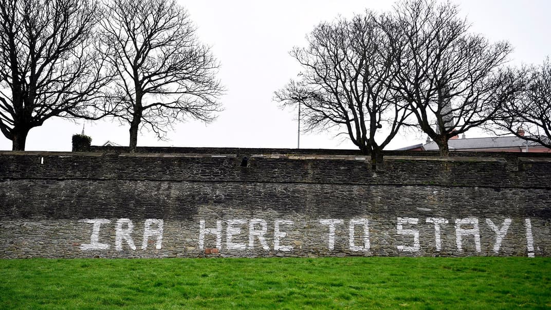 Надпись «ИРА здесь, чтобы остаться" на стене в районе Богсайд в Дерри, Северная Ирландия, 28 февраля 2019 года