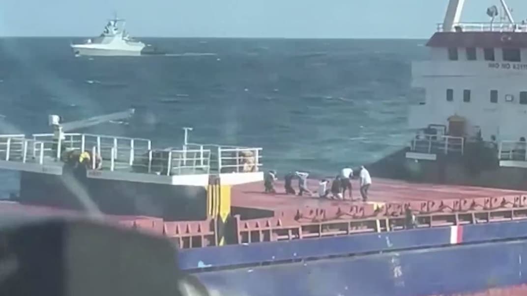 російський гелікоптер облітає судно «Сукра Окан» перед тим, як військові висадяться на його палубу