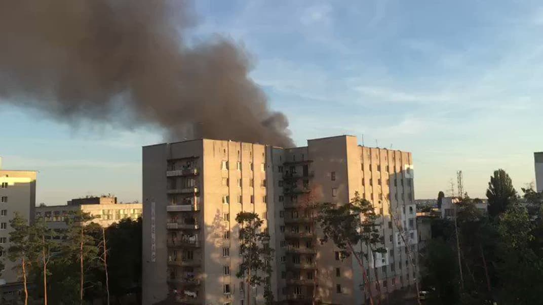 В пригороде Киева возник пожар на территории склада с секонд-хендом