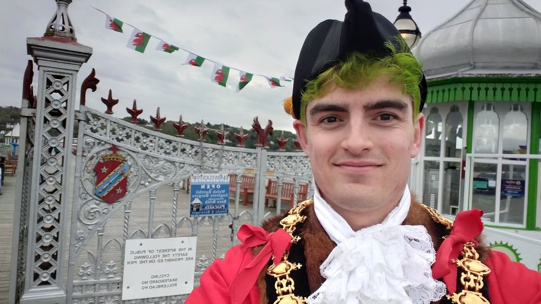 Самый молодой мэр Уэльса Оуэн Хуркум