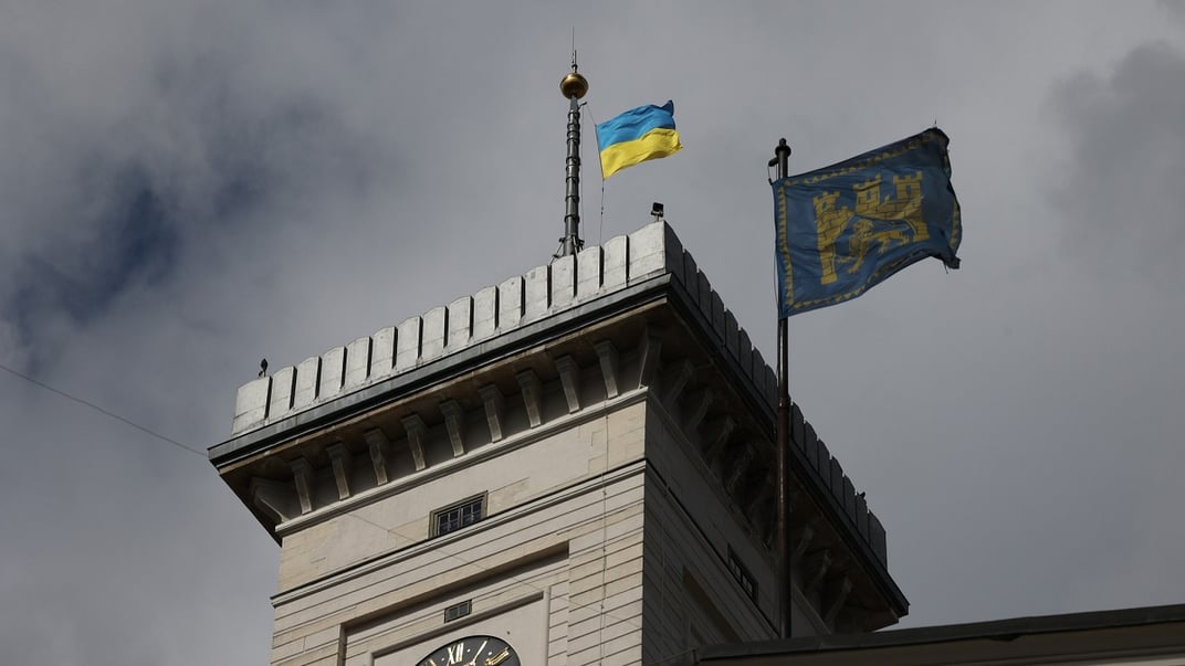 Ілюстративне фото. Прапор України та Львова майорять над Львівською ратушею, квітень 2024 року