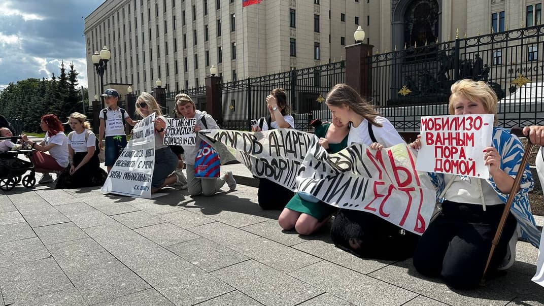 Жены мобилизованных россиян протестуют возле минобороны рф