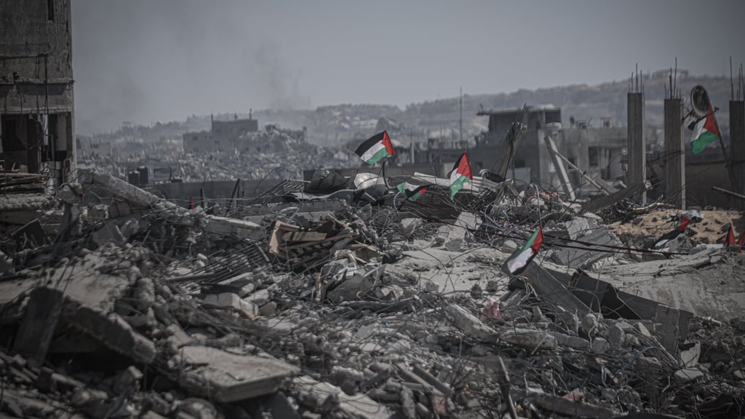 Палестинські прапори серед руїн у Секторі Гази після припинення вогню та початку виведення ізраїльських військ, 13 жовтня 2025 року