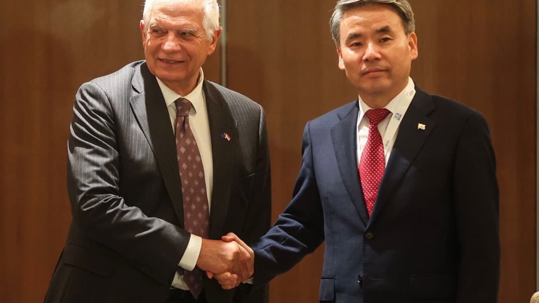 Головний дипломат ЄС Жозеп Боррель та міністр оборони Кореї Лі Чон Суп у Сінгапурі, 3 червня 2023 року