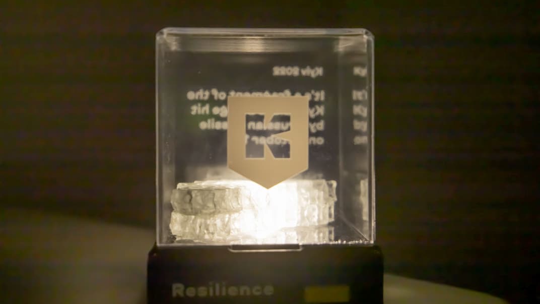 Сувенир из фрагмента пешеходно-велосипедного моста в Киеве, выдержавшего попадание российской ракеты