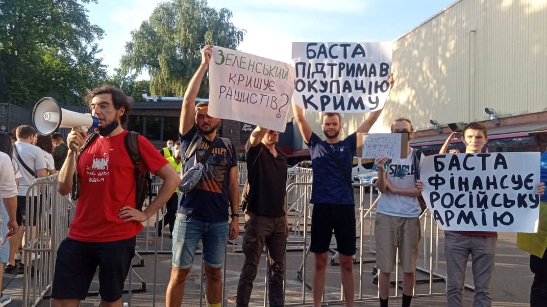 Активисты протестуют у здания концерт-холла StereoPlaza против концерта российского рэпера Басты. Киев, 25 июня 2021 года