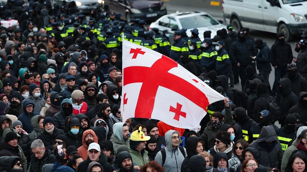 Грузинські антиурядові демонстранти намагаються заблокувати дорогу на околиці Тбілісі, 2 лютого 2025 року