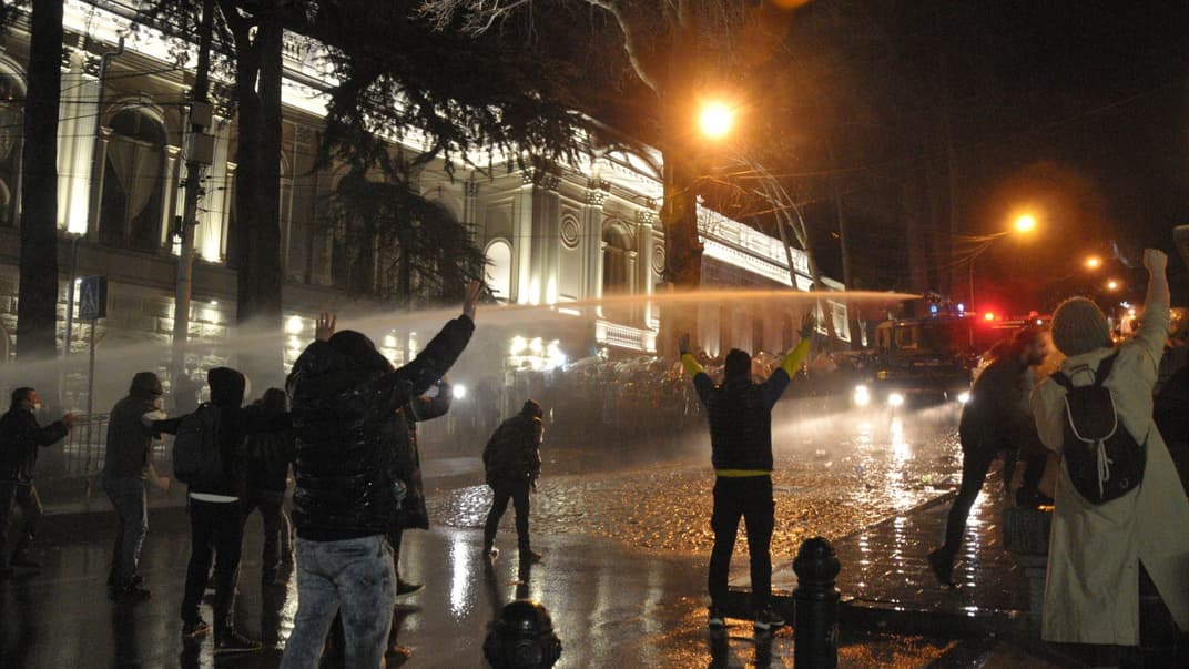 Поліція стріляє з водометів у протестувальників біля будівлі парламенту Грузії у Тбілісі, 7 березня 2023 року