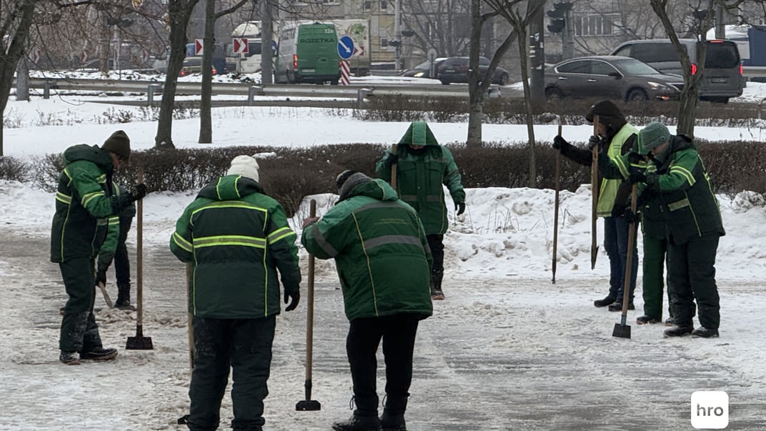 Працівники прибирають сніг у Києві