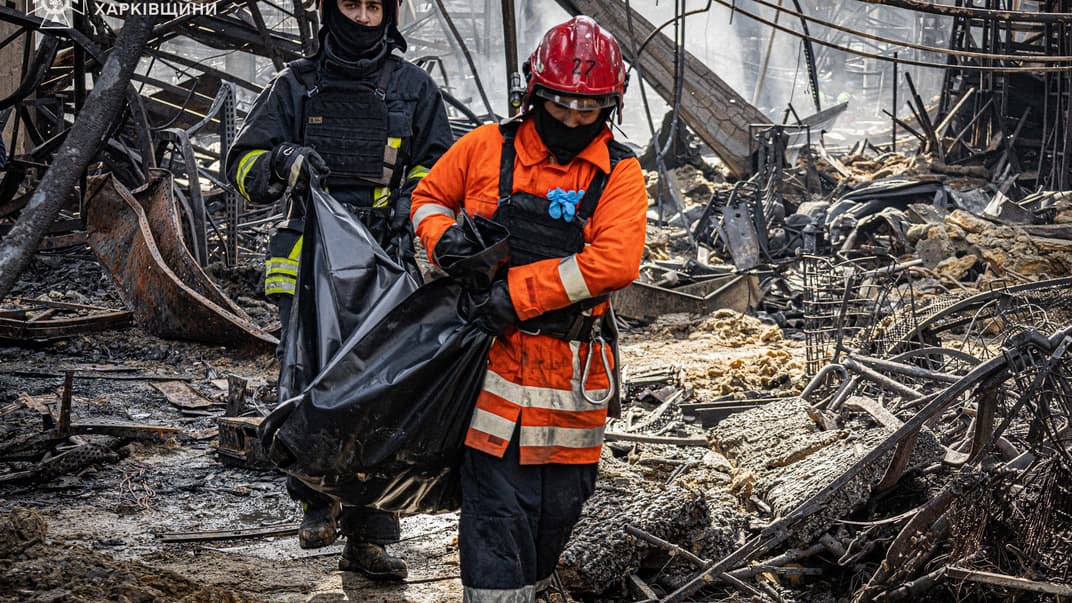 Рятувальники працюють на місці російського удару по гіпермаркету «Епіцентр» у Харкові, 27 травня 2024 року