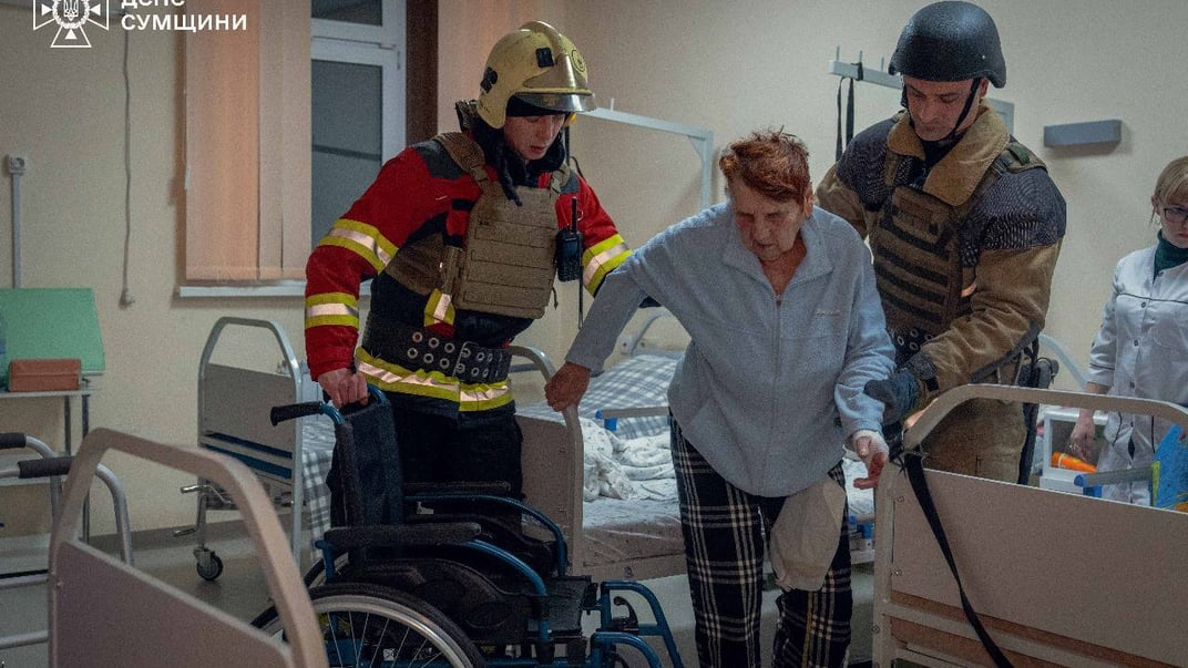 Спасатели эвакуируют пациентов больницы в Сумах, куда попал российский дрон