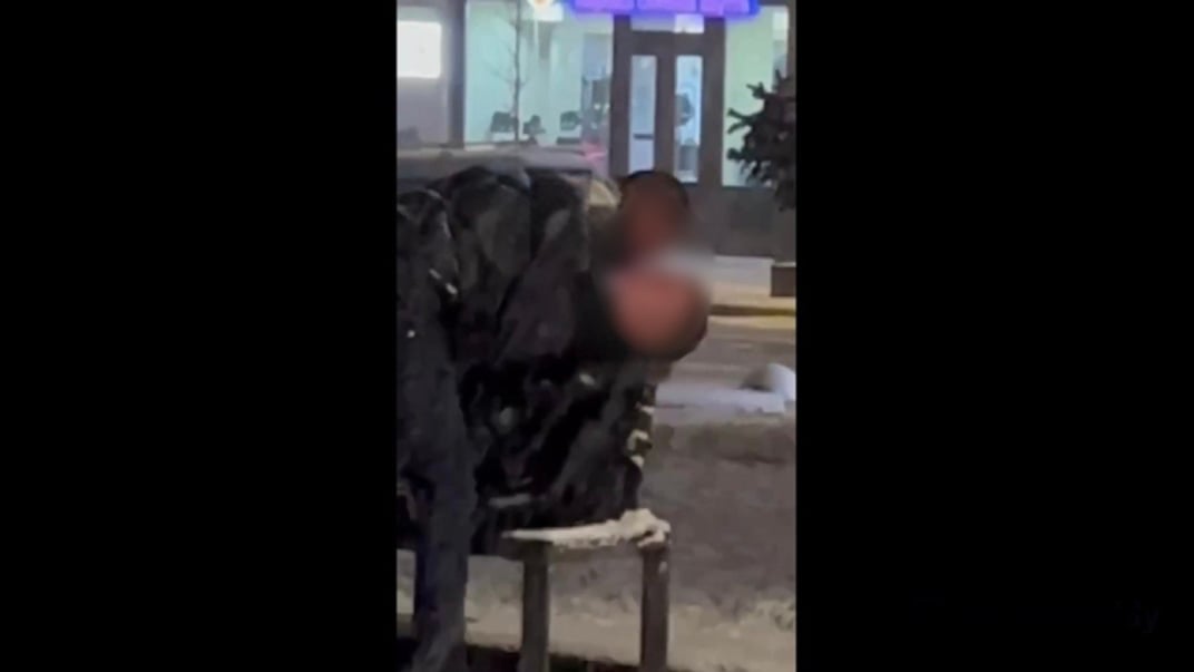 Во Львове мужчина придирался к парню без сознания