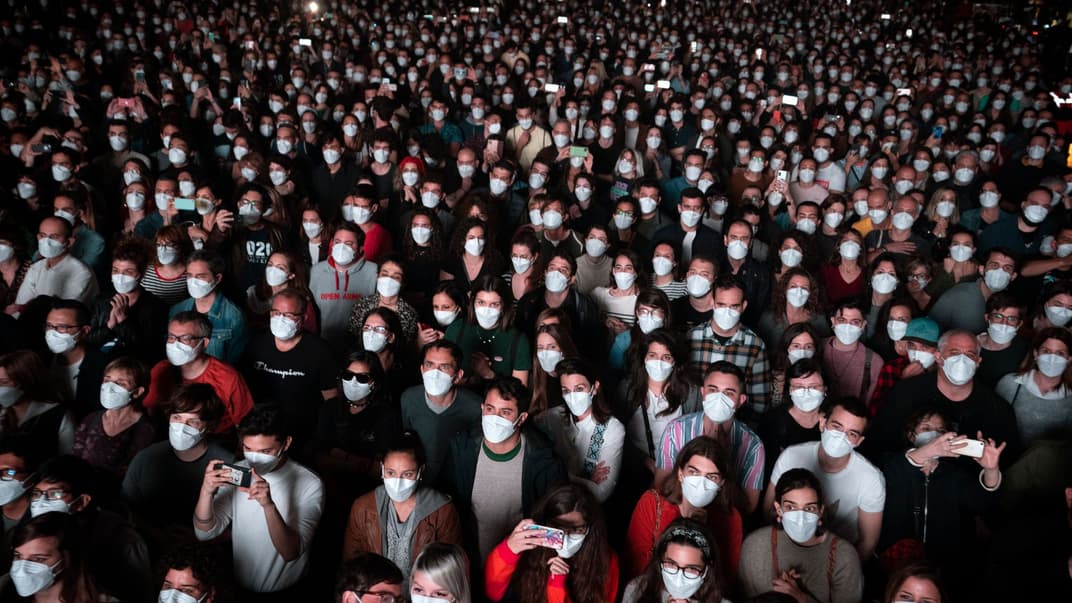 Люди в масках во время концерта в Барселоне, 27 марта 2021 года