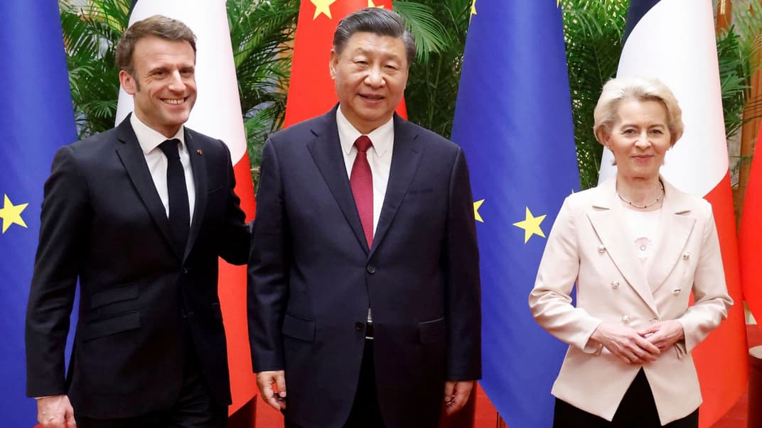 Президент Франции Эмманюэль Макрон (слева), глава Китая Си Цзиньпин и президент Европейской комиссии Урсула фон дер Ляйен на рабочей встрече в Пекине, 6 апреля 2023 года