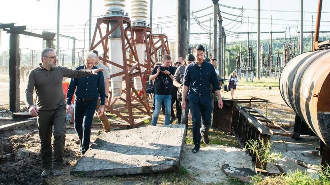 Міністр енергетики Герман Галущенко та прем'єр Норвегії Йонас Гар Стере на пошкодженому росіянами українському енергооб'єкті