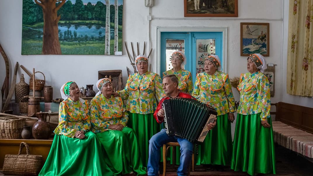 Коллектив молокан исполняет народную песню в Музее быта первопоселенцев поселка Нововасильевка Запорожской области
