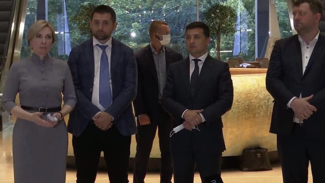 Выбранная кандидатом для участия в выборах киевского городского головы от «слуг народа» Ирина Верещук (слева) рядом с руководством фракции и президентом, 16 июля 2020