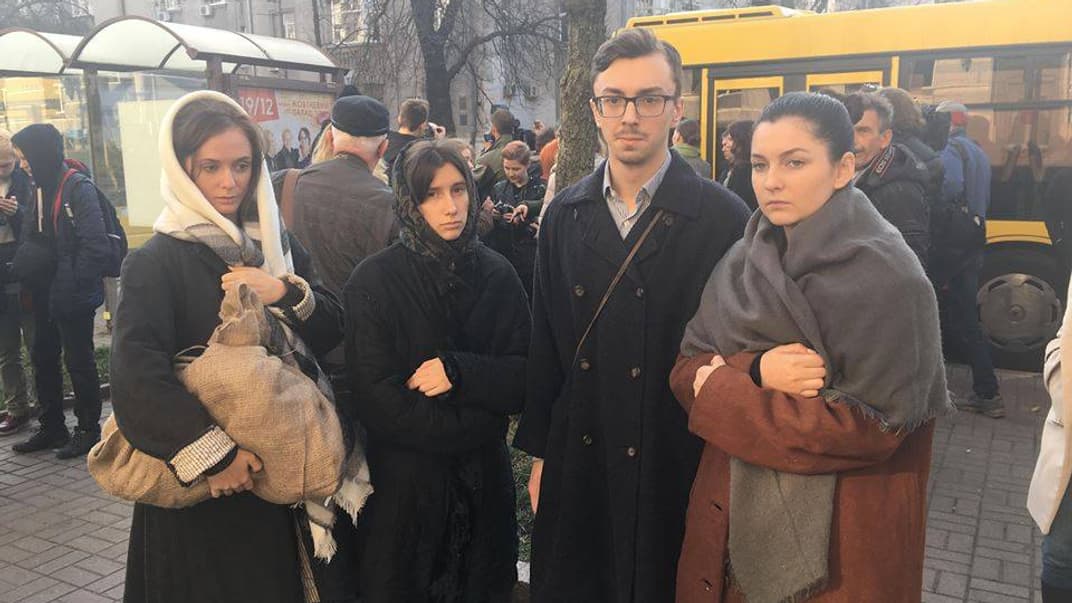 Актори-учасники мініатюр у громадському транспорті Києва. Мініатюри присвячені 85-річниці Голодомору