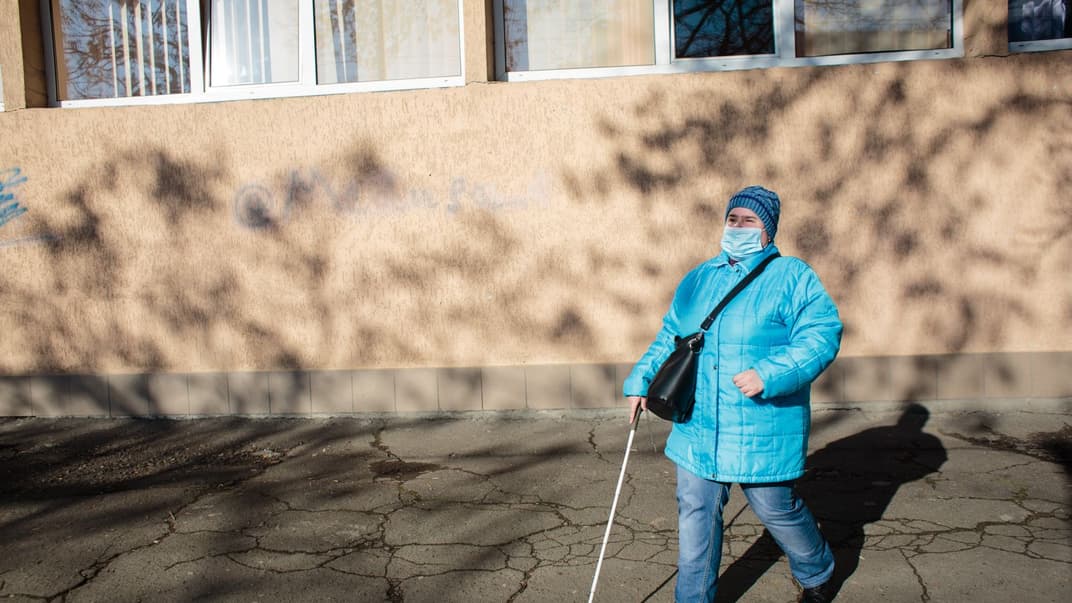 Руслана Шлек вертається додому з поліклініки в Чернівцях, де вона працює