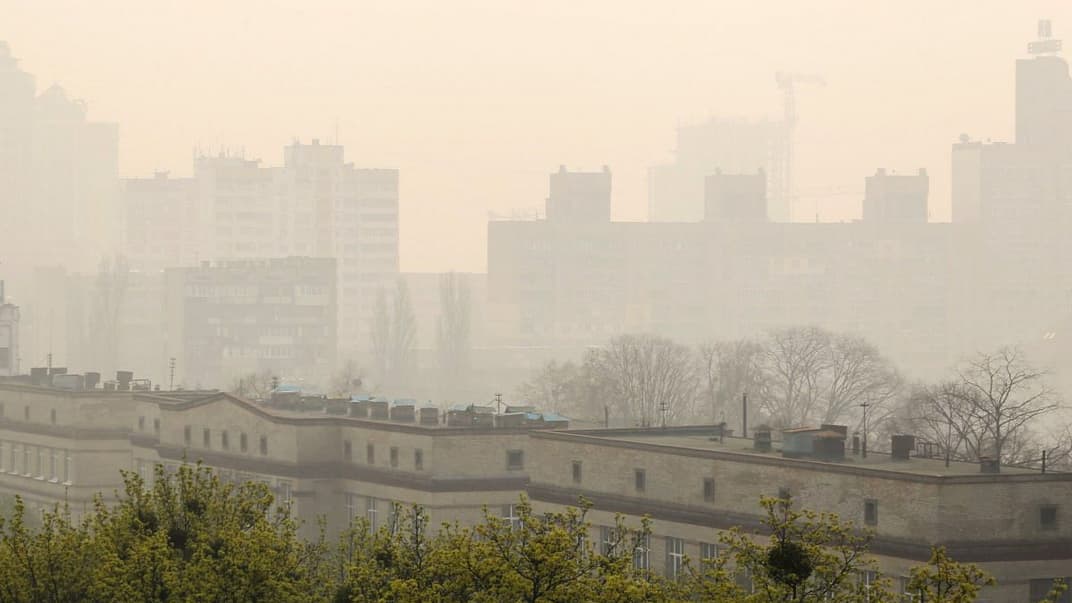 Дым в Киеве, 17 апреля 2020 года. Сильные порывы ветра и уровень атмосферного давления в Киеве создали благоприятные условия для распространения продуктов горения в воздухе
