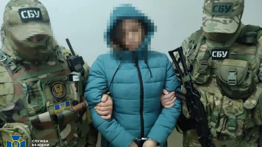 Працівники СБУ затримують підозрювану