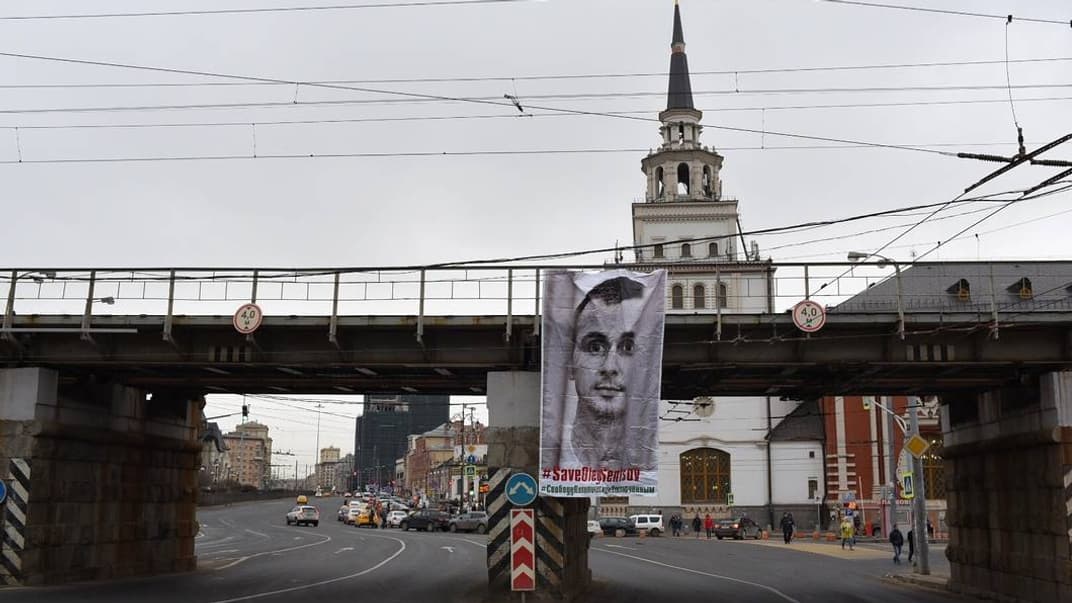 «Чтобы напомнить, что в нашей стране есть политзаключенные» — в Москве вывесили 3-метровый баннер с Сенцовым