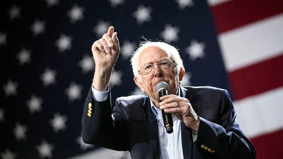 Кандидат в президенты США от Демократической партии Берни Сандерс выступает перед сторонниками в Конгресс-центре Лос-Анджелеса, США, 1 марта 2020 года