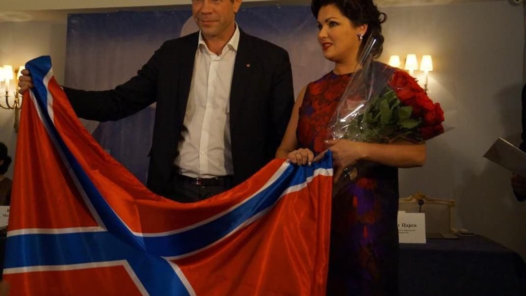 Анна Нетребко держит в руках сепаратистский флаг, 2014 год