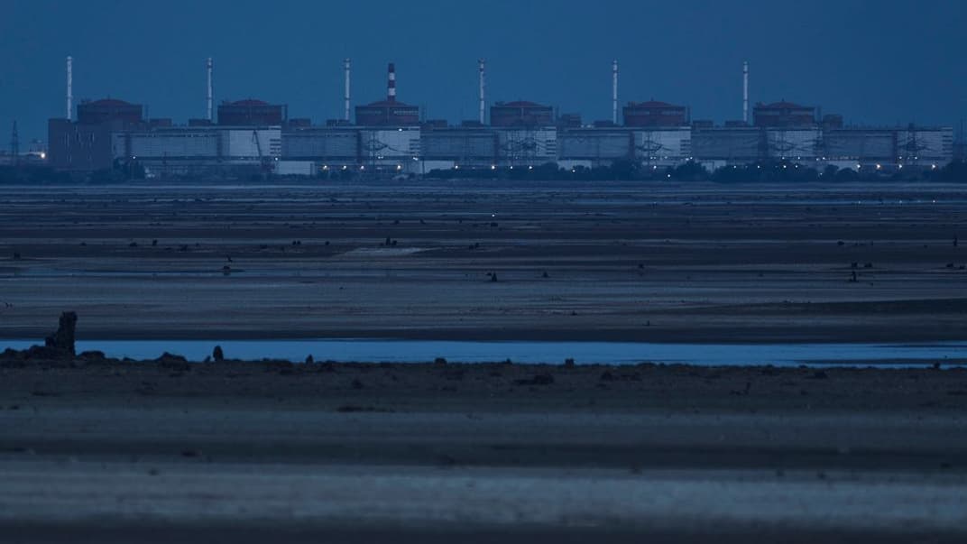 Запорізька АЕС на тлі обмілілого Каховського водосховища, червень 2023 року