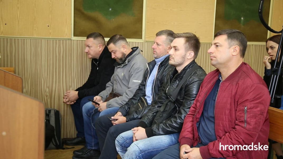 Ігор Іващенко, Роман Мариновський, Олександр Меліхов, Андрій Курта, Леонід Курята (зліва направо) у суді, 4 жовтня