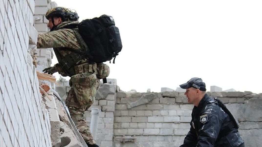 На місці удару в Чернігові триває пошуково-рятувальна операція