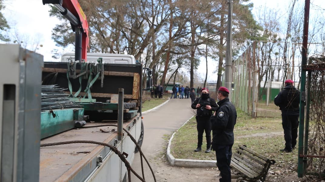 На базі охоронної фірми «Шторм», яку пов'язують з Медведчуком, проводять слідчі дії, Київ, 9 квітня 2021 року